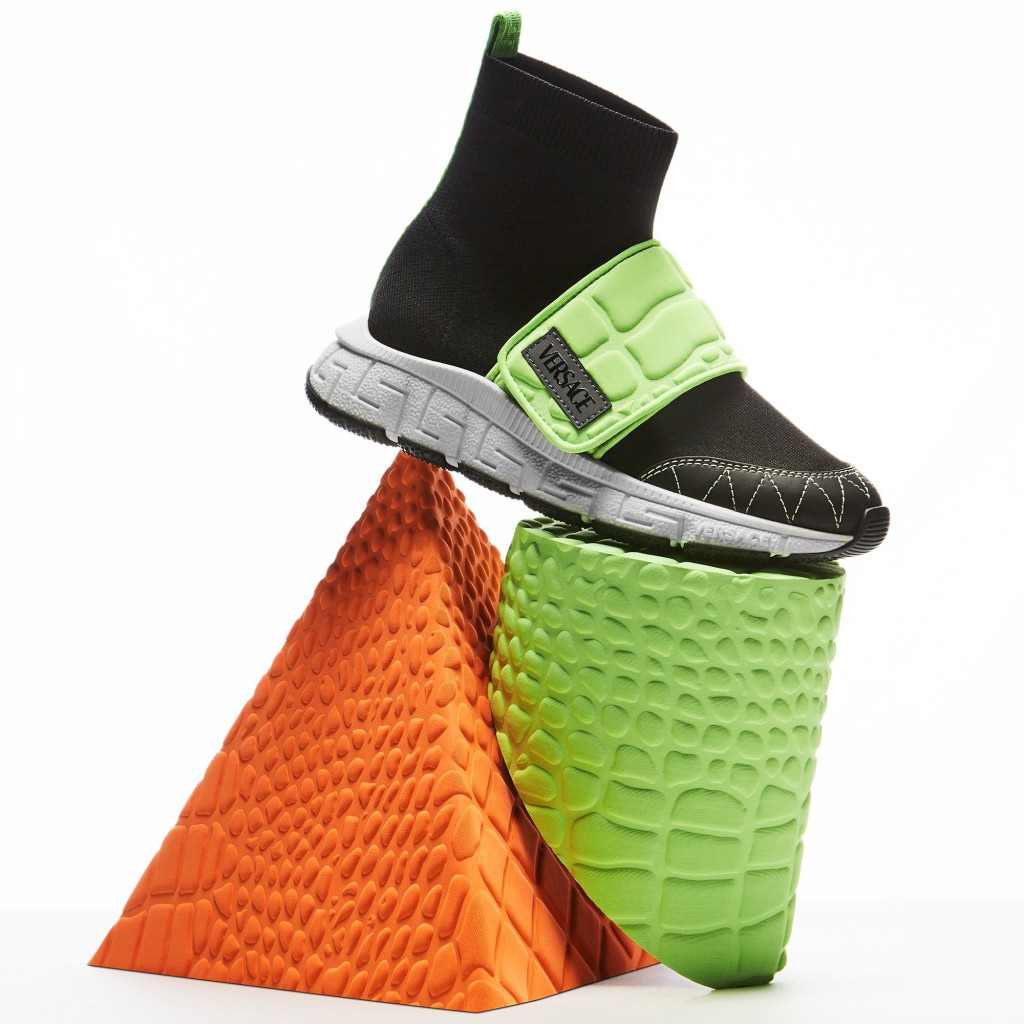 Trigreca長筒波鞋/$4,300-$4,600，綴以搶眼的熒光綠色鱷魚壓紋粗搭帶。